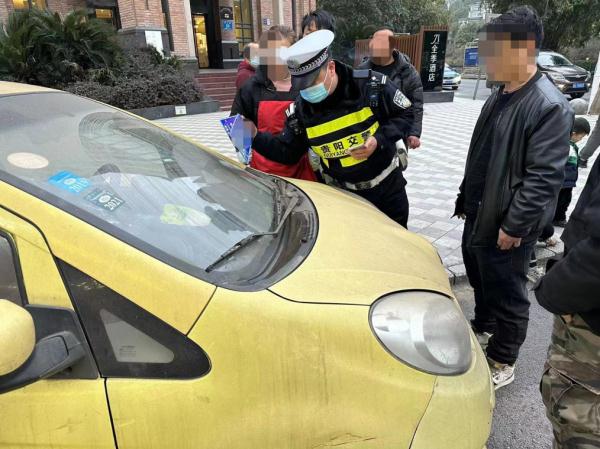 啊？为躲电子警察，贵阳男子把车牌“藏”起来…