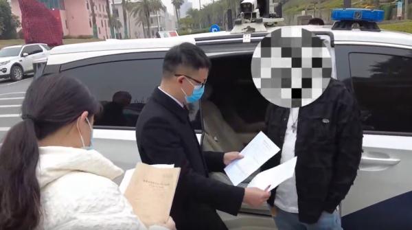 “给我1分钟筹集20万，不要拘留我！”艺人欠款不还，法官追到活动现场