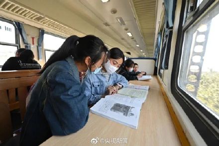 这列绿皮火车上有个移动自习室 这列绿皮火车上有个移动自习室