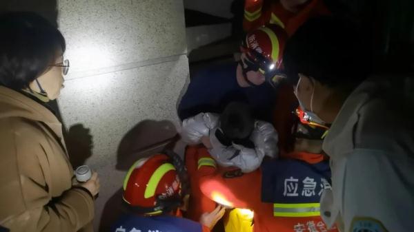 紧急救援!合肥一4岁男孩坠井! 紧急救援!合肥一4岁男孩坠井!