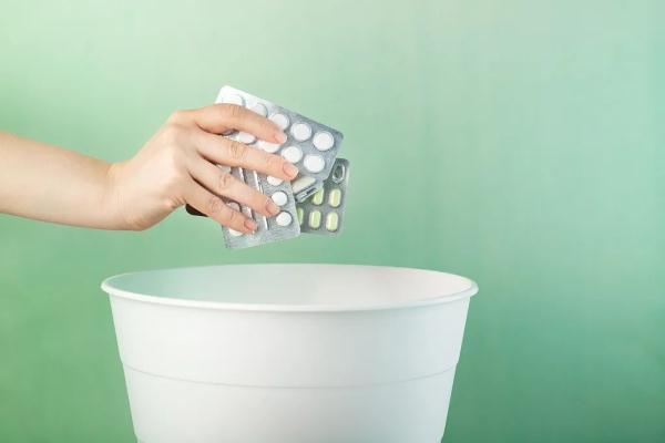 囤多的药能转卖吗？过期药可以直接扔吗→
