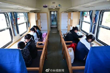 这列绿皮火车上有个移动自习室 这列绿皮火车上有个移动自习室