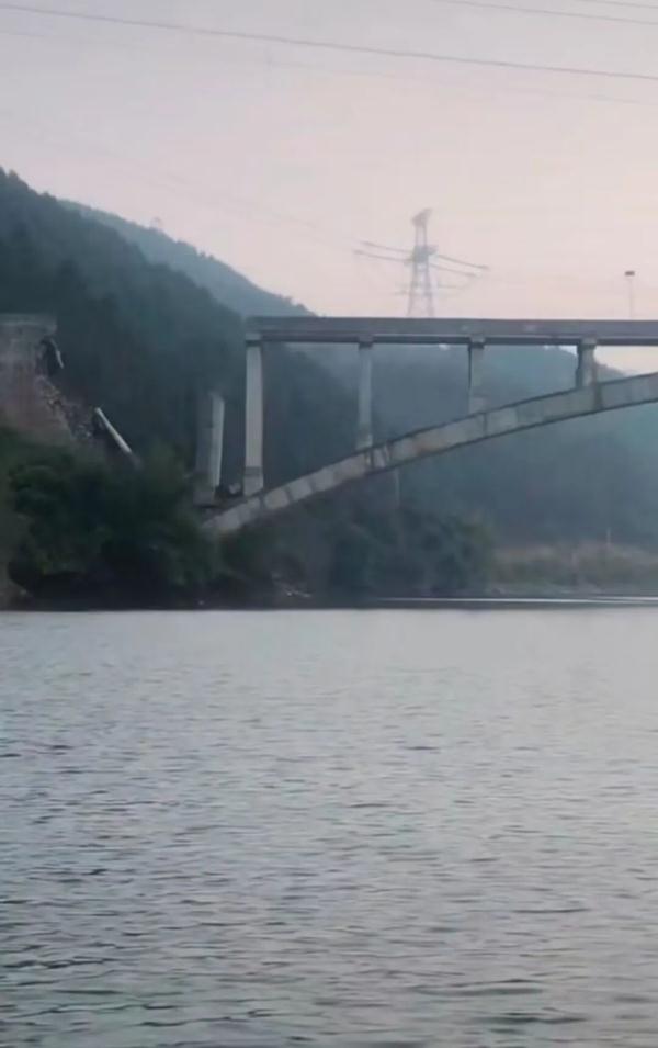 突发！广西一跨江大桥桥面发生坍塌，现场已拉起警戒线