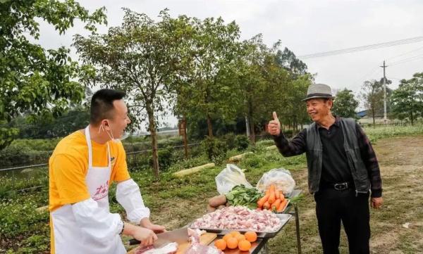 东北小伙免费给广西农村老人做饭，有人力挺，有人质疑作秀……