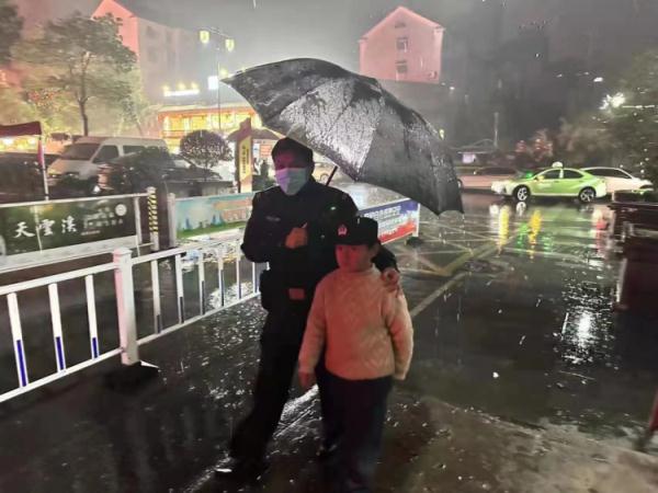 十岁男孩雨夜独自行走,男子紧紧跟随……结局很暖心 十岁男孩雨夜独自行走,男子紧紧跟随……结局很暖心