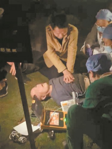 男子打球后心搏骤停 “最美”医生跪地施救