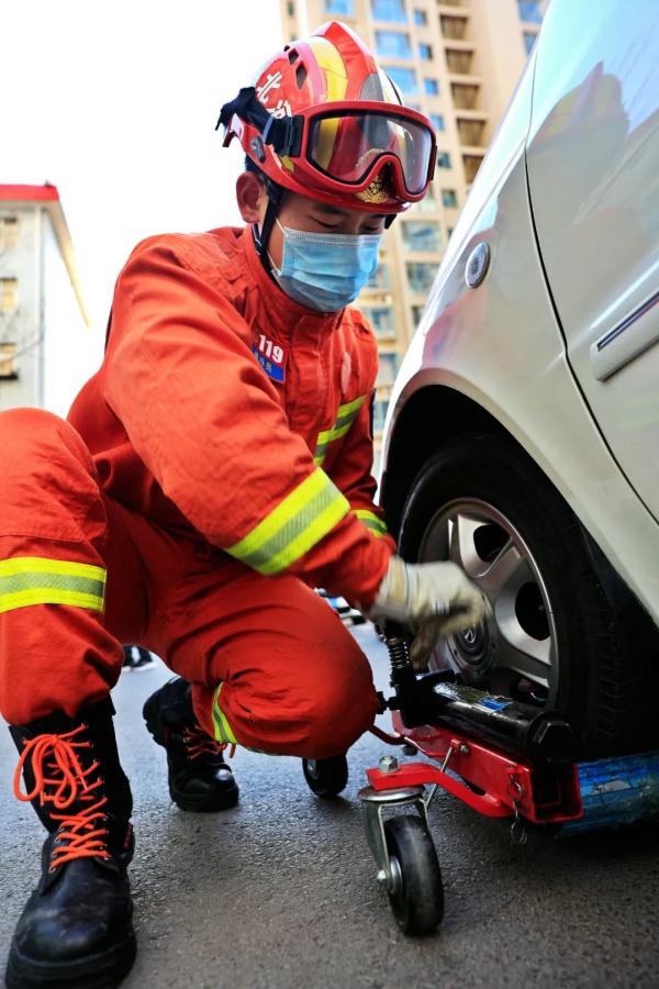 消防移车神器 一分钟移走一辆车