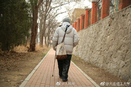 开学第一天，89岁院士要求站着给学生上课