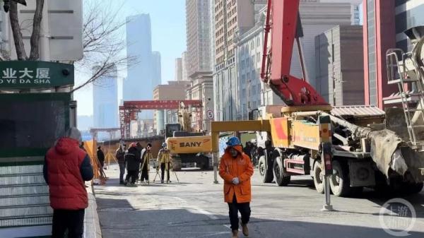 哈尔滨地铁3号线一施工区域路面塌陷