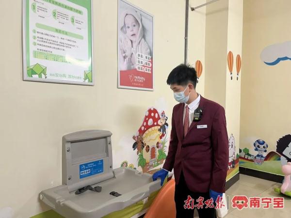 南宁地铁站内一婴儿呛奶面色发紫,“新手奶爸”站长及时出手 南宁地铁站内一婴儿呛奶面色发紫,“新手奶爸”站长及时出手