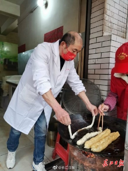 武汉这家油条卖得贵生意却越来越好，原因是……