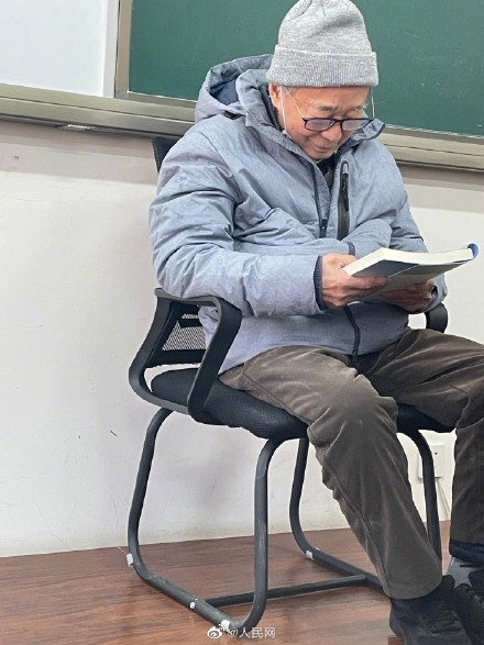开学第一天，89岁院士要求站着给学生上课