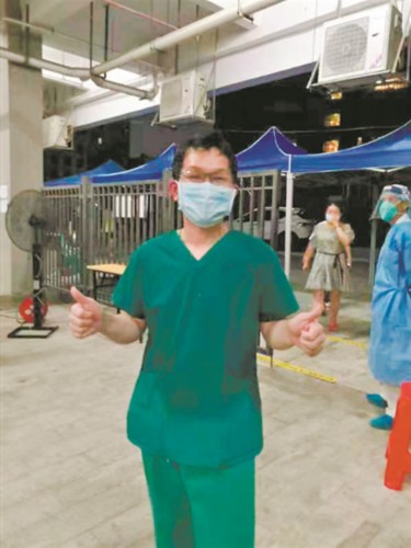 男子打球后心搏骤停 “最美”医生跪地施救