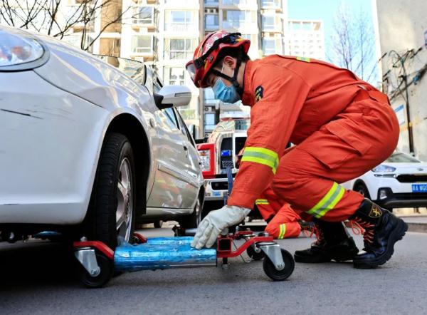 消防移车神器 一分钟移走一辆车
