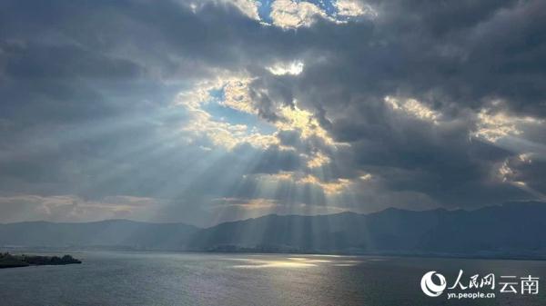 惊艳！当苍山洱海遇上云隙光
