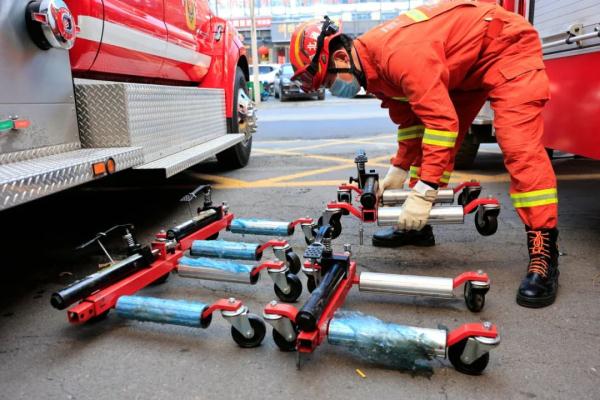 消防移车神器 一分钟移走一辆车