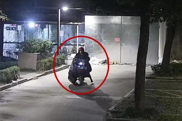 为了当代驾司机，他去偷了一辆折叠电动自行车