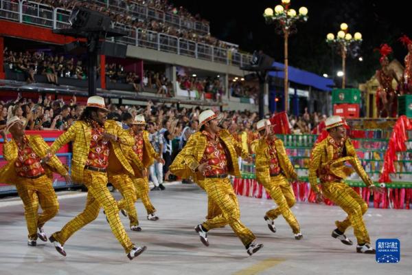 狂欢节上的桑巴舞校表演