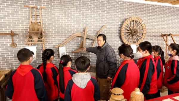 摄)2月20日,河北省香河县蒋辛屯镇梁家务小学开展了解农耕文化和体验