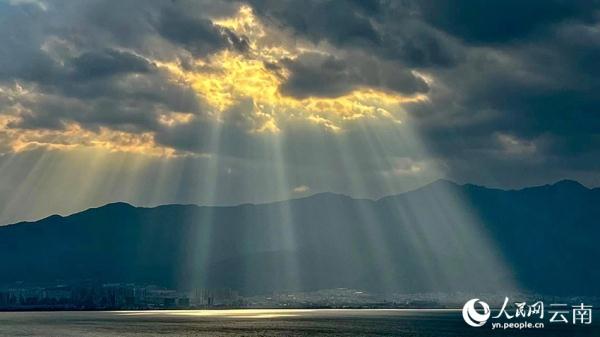 惊艳！当苍山洱海遇上云隙光