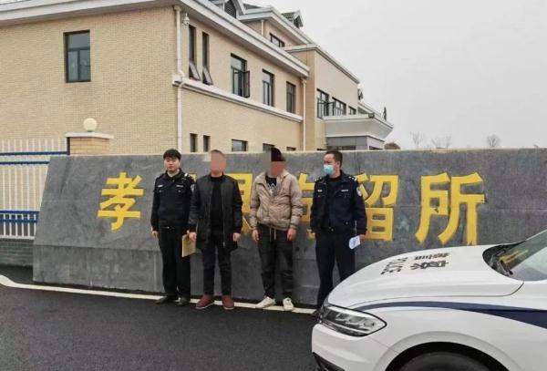 两男子先后撞坏同一处红绿灯后逃逸，结果“撞”进了拘留所