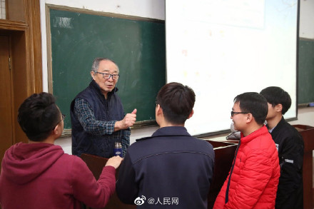 开学第一天，89岁院士要求站着给学生上课