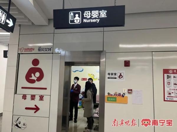 南宁地铁站内一婴儿呛奶面色发紫,“新手奶爸”站长及时出手 南宁地铁站内一婴儿呛奶面色发紫,“新手奶爸”站长及时出手