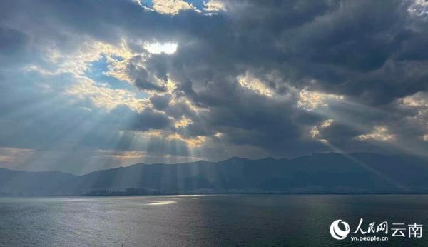 惊艳！当苍山洱海遇上云隙光