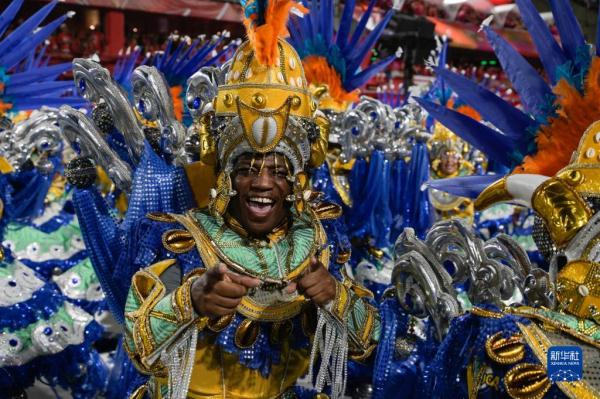 狂欢节上的桑巴舞校表演