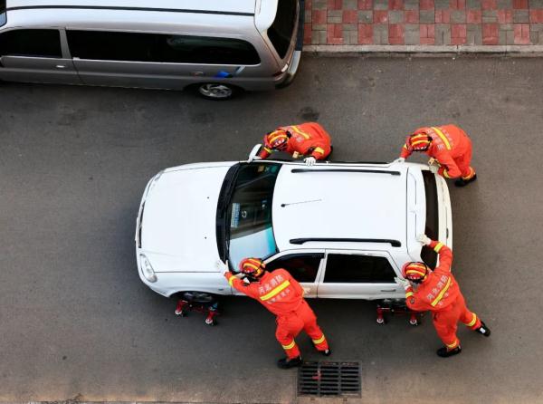 消防移车神器 一分钟移走一辆车