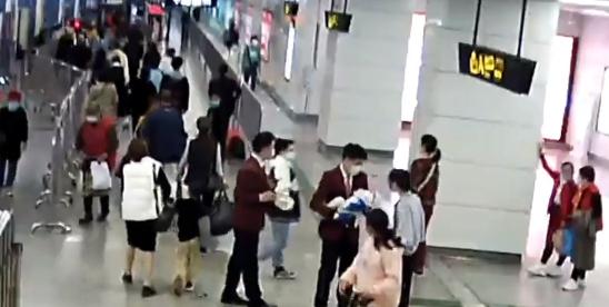 南宁地铁站内一婴儿呛奶面色发紫,“新手奶爸”站长及时出手 南宁地铁站内一婴儿呛奶面色发紫,“新手奶爸”站长及时出手