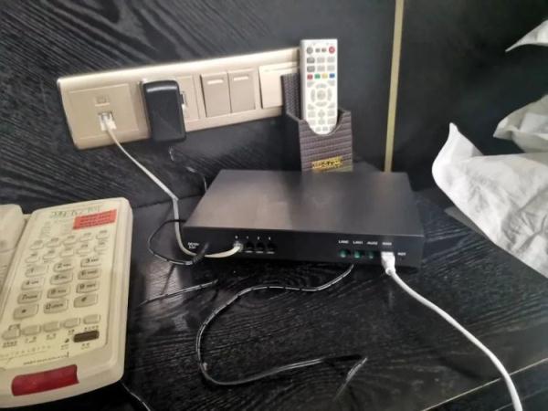 开房人言行可疑，预定房间无人入住…工作人员在床头发现神秘黑盒