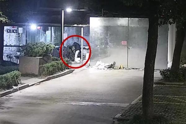 为了当代驾司机，他去偷了一辆折叠电动自行车