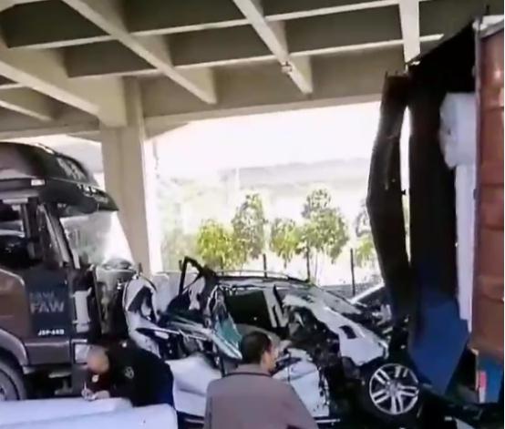 地铁口突发车祸！小轿车被2辆货车夹击……