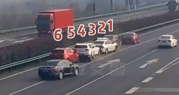 轿车高速公路突然停车，引发连环追尾！
