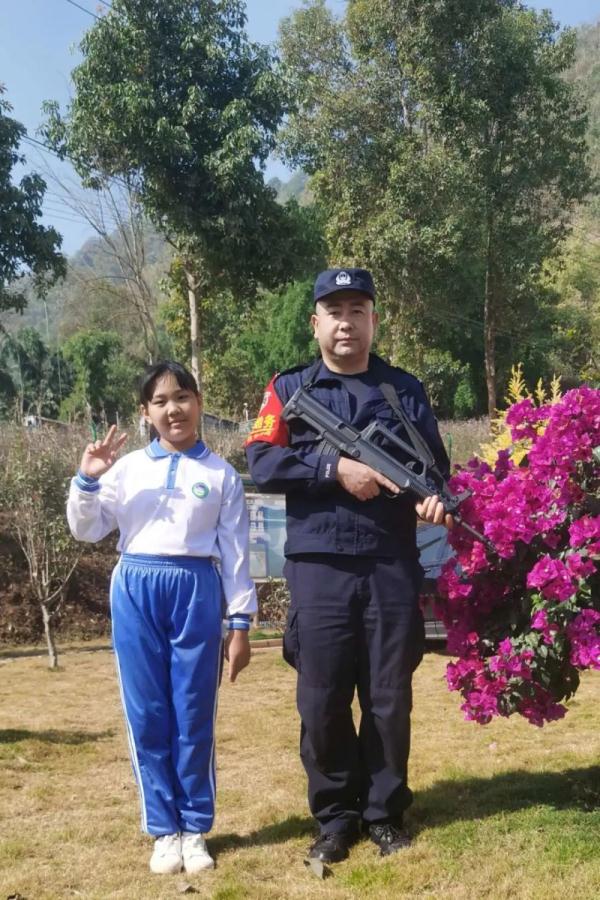 走完爸爸上班的路,10岁的娃心疼哭了 走完爸爸上班的路,10岁的娃心疼哭了