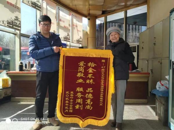 谁的大金镯子啊？！谁的电脑啊？！