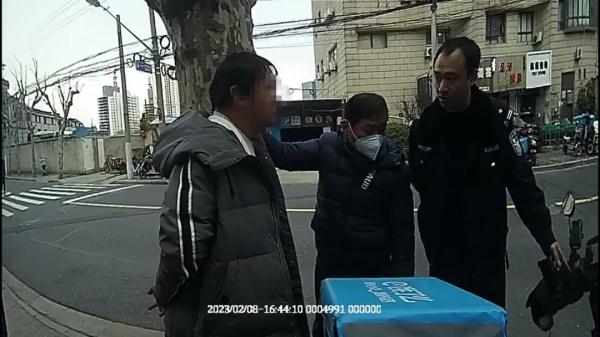 凌晨“外卖小哥”不送餐,徘徊街头在干嘛? 凌晨“外卖小哥”不送餐,徘徊街头在干嘛?