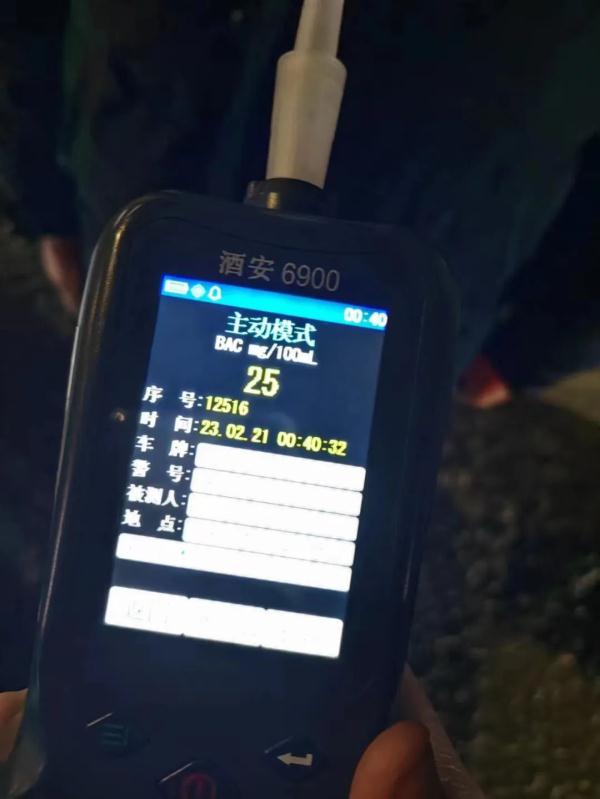 深夜,贵阳一外卖小哥突然走进烧烤店,不为取餐只为躲他们… 深夜,贵阳一外卖小哥突然走进烧烤店,不为取餐只为躲他们…