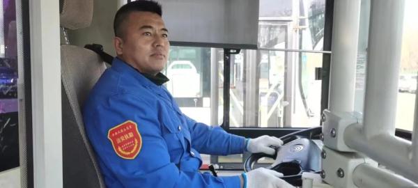 谁的大金镯子啊？！谁的电脑啊？！