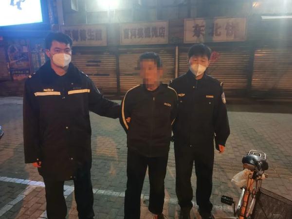 凌晨“外卖小哥”不送餐,徘徊街头在干嘛? 凌晨“外卖小哥”不送餐,徘徊街头在干嘛?