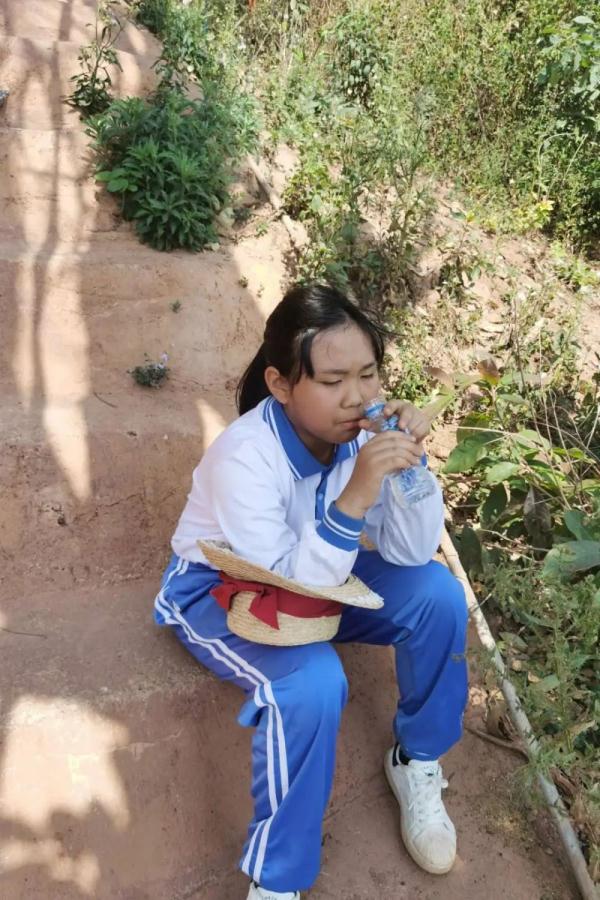 走完爸爸上班的路,10岁的娃心疼哭了 走完爸爸上班的路,10岁的娃心疼哭了