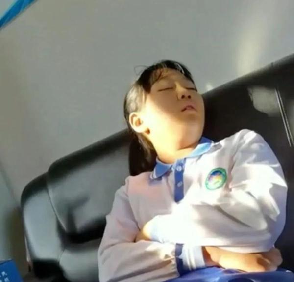 走完爸爸上班的路,10岁的娃心疼哭了 走完爸爸上班的路,10岁的娃心疼哭了