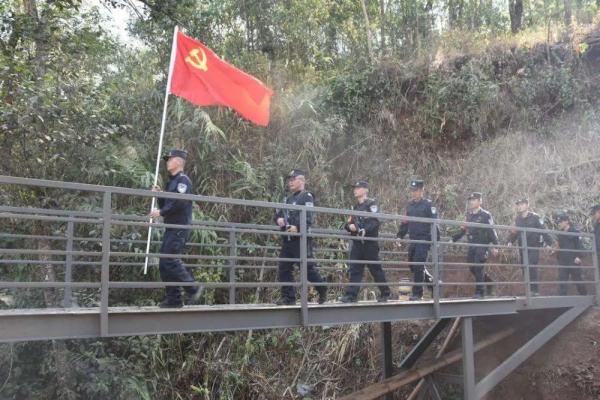 走完爸爸上班的路,10岁的娃心疼哭了 走完爸爸上班的路,10岁的娃心疼哭了