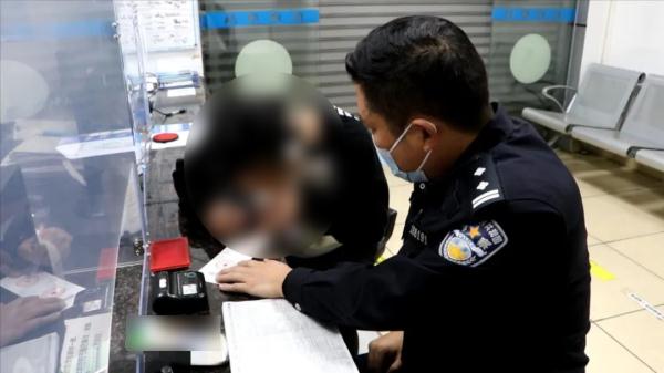 好端端地行驶在路上,突然出现一道强光“亮瞎眼”…… 好端端地行驶在路上,突然出现一道强光“亮瞎眼”……