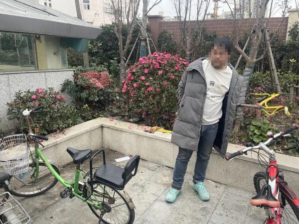 凌晨“外卖小哥”不送餐,徘徊街头在干嘛? 凌晨“外卖小哥”不送餐,徘徊街头在干嘛?
