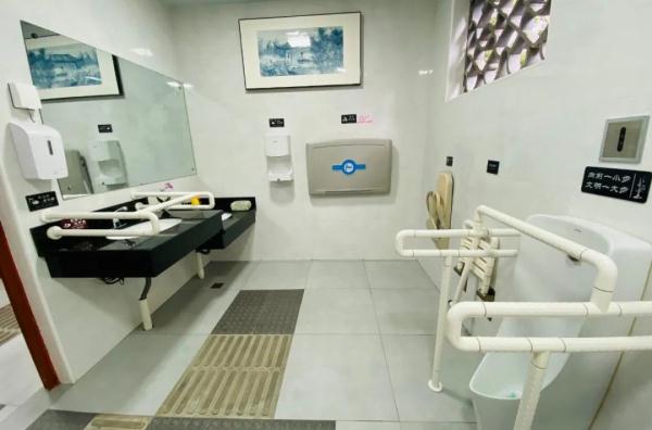 【便民】适老适幼、提供免费厕纸……上海环卫公厕不断提升服务能级 【便民】适老适幼、提供免费厕纸……上海环卫公厕不断提升服务能级