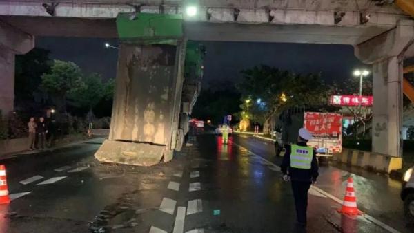 大货车行驶途中突然“起飞”卡在桥下，司机被悬在半空吓坏路人