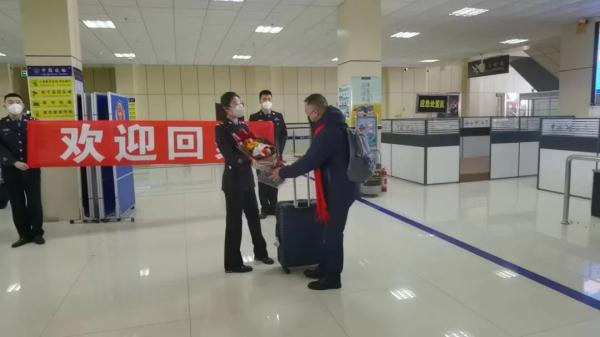 黑河旅检口岸恢复通关!第一批出入境旅客顺利到达 黑河旅检口岸恢复通关!第一批出入境旅客顺利到达