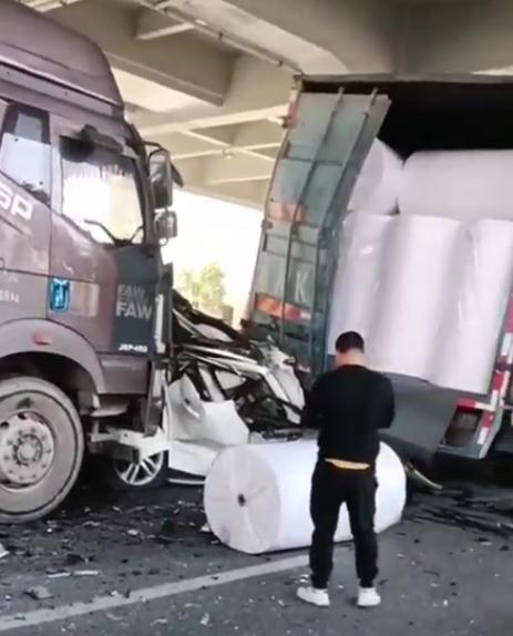 地铁口突发车祸！小轿车被2辆货车夹击……